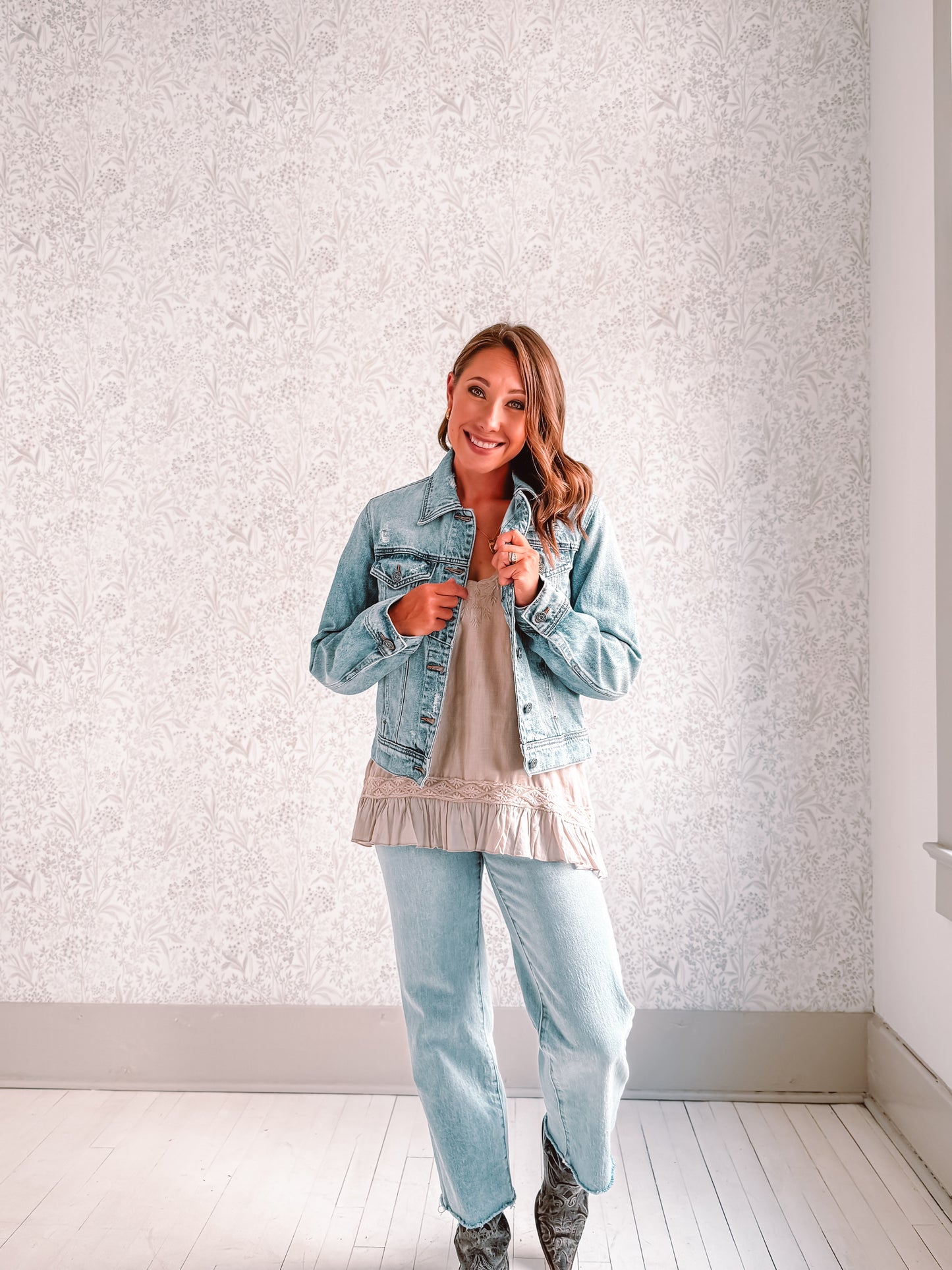 LIGHT WASH FITTED TRUCKER JACKET